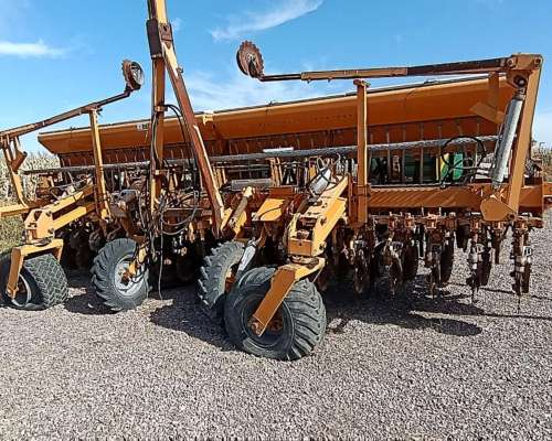 Sembradora Agrometal MXY 37 a 17,5 con Alfalfero a Reparar