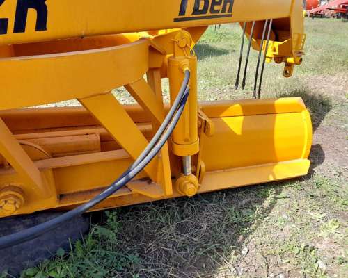 Niveladora de Terreno Marca Tbeh de 3,05 Metros