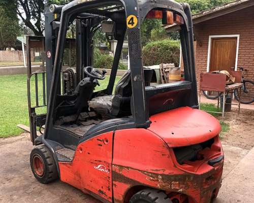 Autoelevador Linde 2 TN Diesel Triple Torre con Desplazador