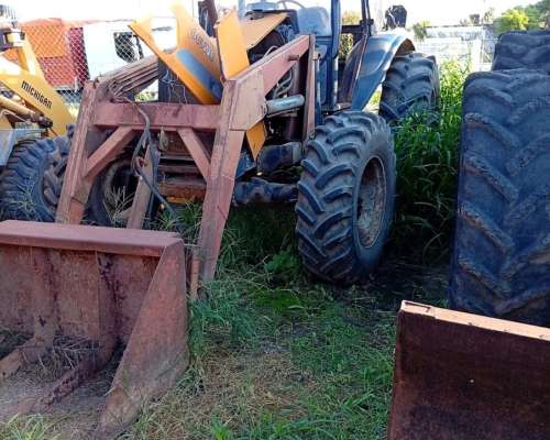 Tractor Valtra BM100 con Pala Cargadora,doble Tracción.