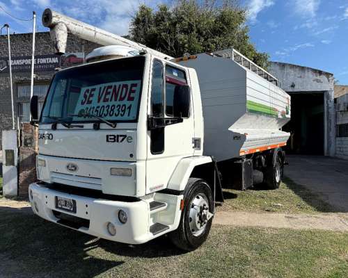 Ford Cargo 1317 con Tolva Thanos