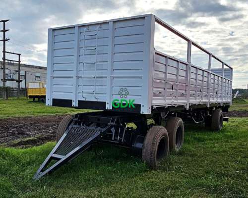 Acoplado con Carrozado Tipo BV de 9.30 Mts - 4 Ejes. Ombu