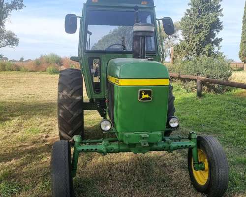 Tractor John Deere 3330.