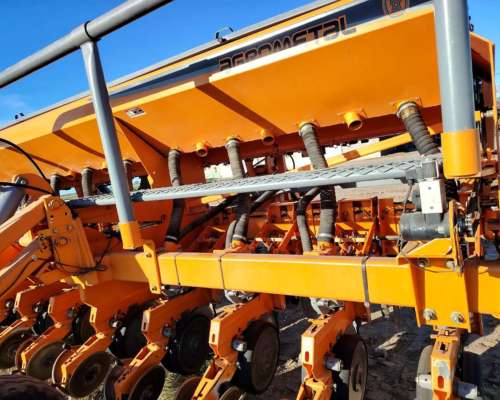 Sembradora de 16 Surcos a 52 cm Neumatica, Marca Agrrometal