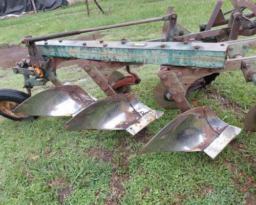 Arado de 3 Rejas Marca John Deere
