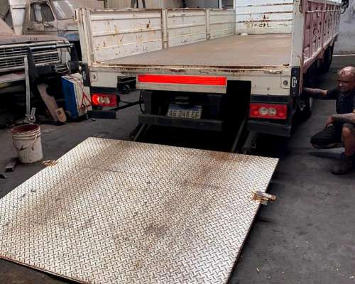 Carrocería Marca Chamula C/ Plataforma Hidraulica Car. Tras