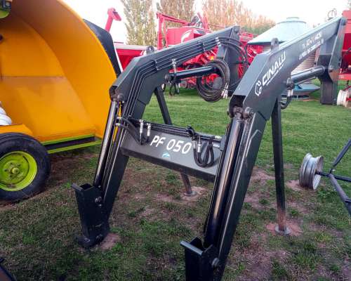 Pala Frontal Cinalli de 1000 Kg y Casi 4 Metros de Altura