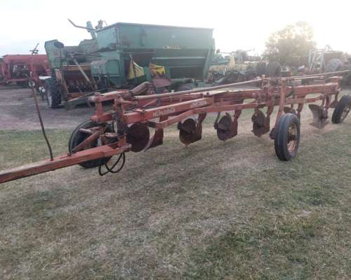 Arado 6 Rejas X 14 . Armstrong. Hidraúlico