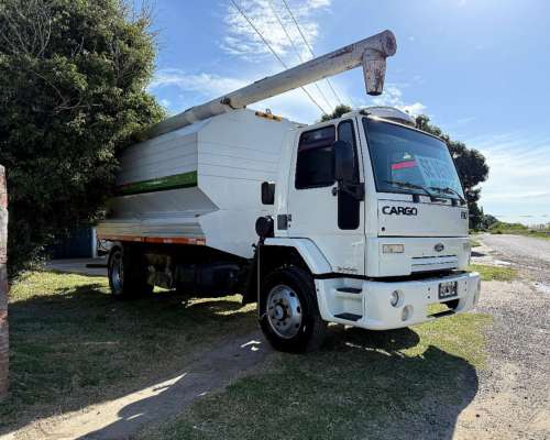 Ford Cargo 1317 con Tolva Thanos