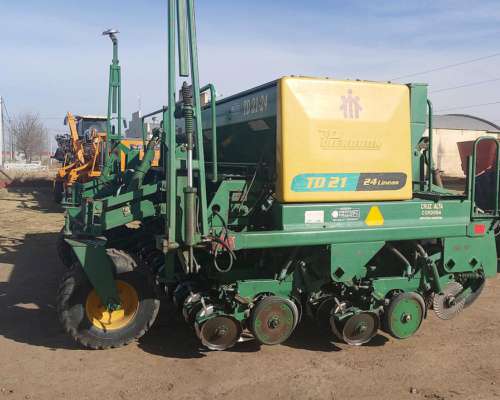 Sembradora Pierobon Usada 24 a 21 con Alfalfero Usada Fert