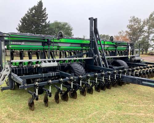 Sembradora Brioschi Autotrailer, 22 Líneas a 35 CM,