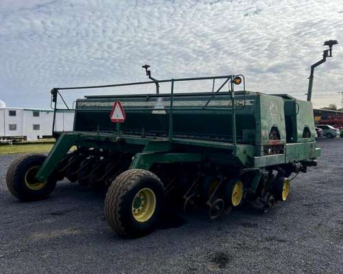 Sembradora John Deere de 25 Líneas a 17.5 con Alfalfero