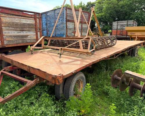 Acoplado Playo de 7,40x2,50 con Barandas Volcables