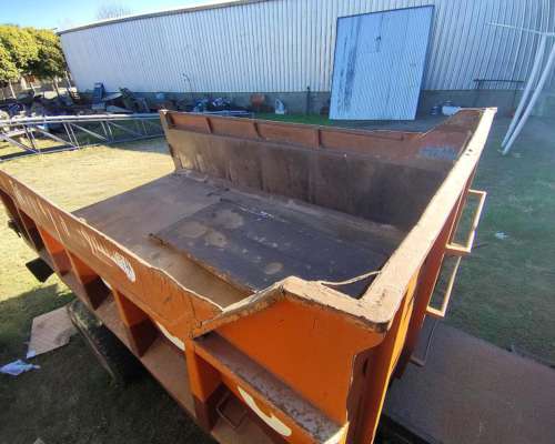 Camion Volcador Mercedez Benz 1114 LT con Caja 1975