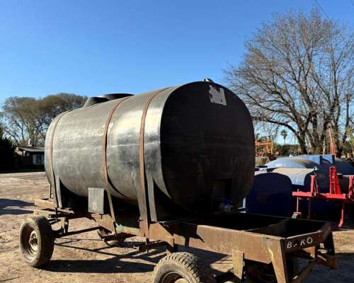 Acoplado Tanque de Apoyo de 4000 Litros con Rompeolas
