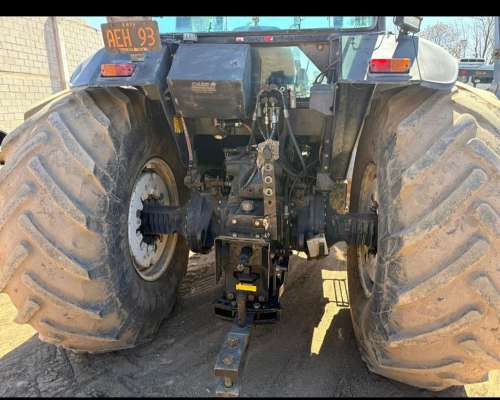 Vendo Valtra 180 .