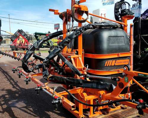 Pulverizador Jacto de 600 L, Barras 14 M, Levante 3 Puntos