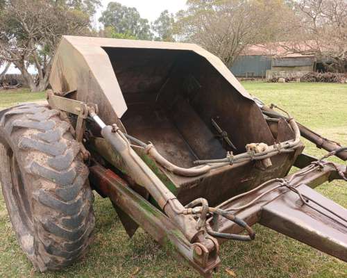 Tractor Jhon Deere 5010, con Pala de Arrastre Tooling.