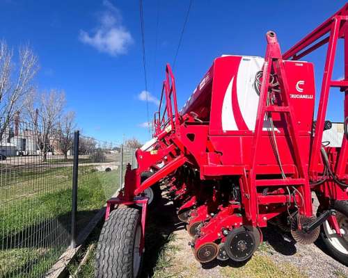 Sembradora Crucianelli Gringa 32 a 35 Neumática