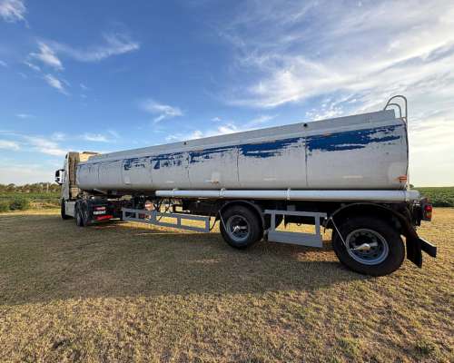 Camión Volvo FH 460 con Jaula , Semi Tolva y Tanque Cisterna