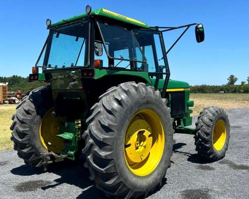 Tractor John Deere 3350 con Doble Embrague