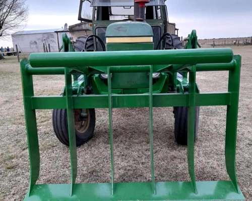 Tractor John Deere 3140 con Rastrillo Topador