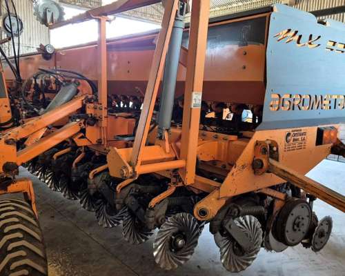 Sembradora Agrometal MX 33 a 21 CM.