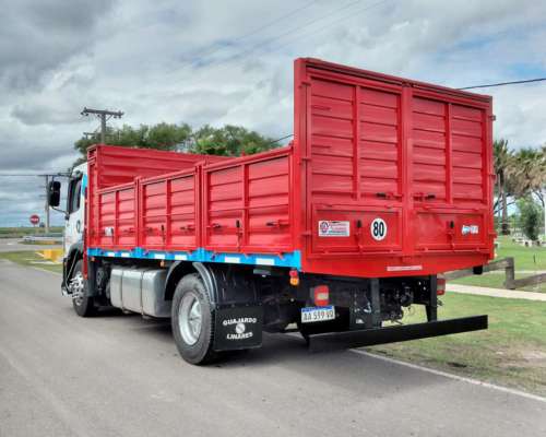 Carrocería Guajardo y Linares B. Volcable