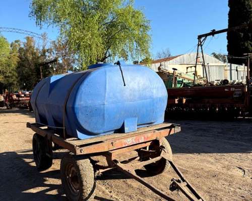 Acoplado Tanque de Apoyo de 3000 Litros con Rompeolas