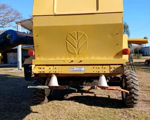 Cosechadora New Holland TC 5090–2008 con Cabezal