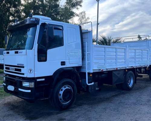 Iveco Cavallino Enganchado con Acoplado Petinari