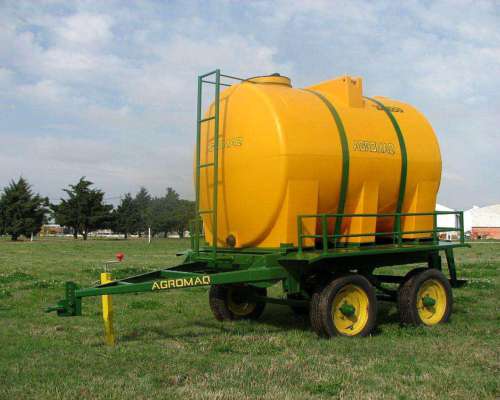 Acoplado con Tanque Plástico de 3200 Lts. Agromaq.