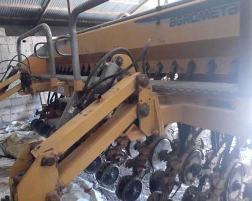 Sembradora Agrometal MX 23 a 21 con Alfalfero