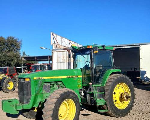 Tractor John Deere 8300 con Piloto