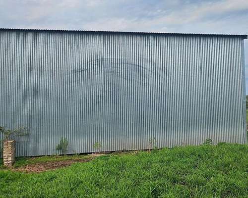 Galpón con Máquina para Fabricar Ladrillos