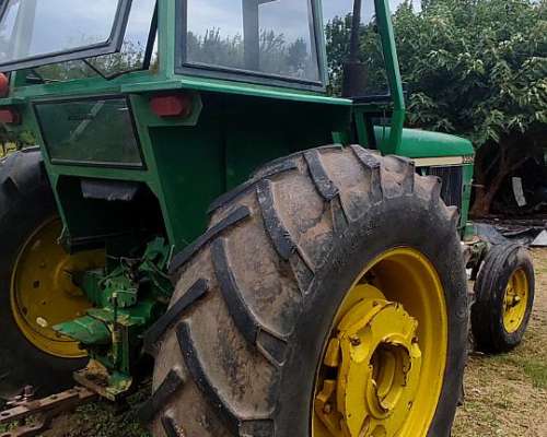 Tractor John Deere 3350.