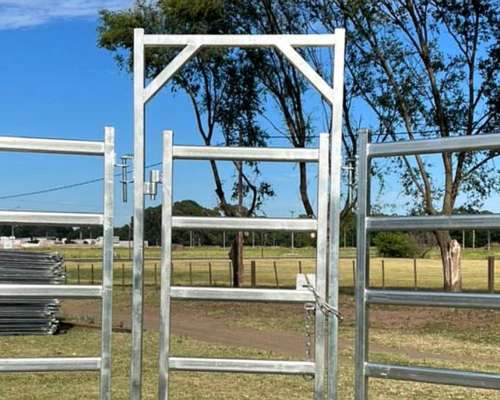 Panel con Puerta Pasa Hombre. 2100mm Ancho X 2200mm Alto