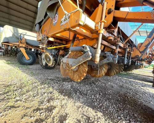 Sembradora Agrometal TX Mega II 18 52,5 ANO 2005 Mecanica