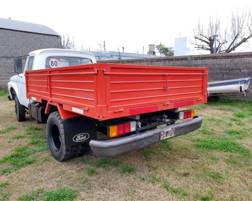 Camion Ford 350 con Carroceria Barandas Volcables