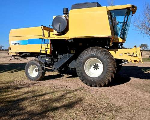Cosechadora New Holland TC 5090–2008 con Cabezal