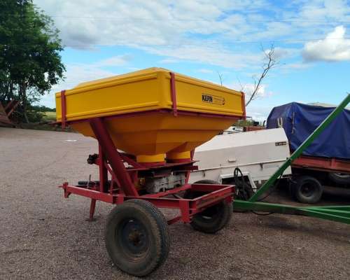 Fertilizadora de Arrastre Kern 2 Platos - 1500 Kilos -