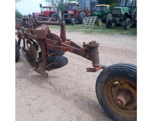 Arado 4 Rejas. Chañar. Fusible. Rueda Giratoria