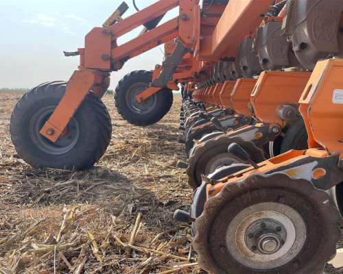 Sembradora Agrometal TX Mega Neumática 16 a 52 Doble Fert.