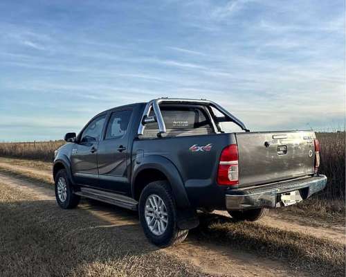 Vendo Toyota Hilux SRV 3.0 4X4 MT 2015