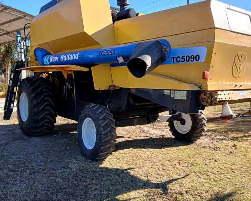 Cosechadora New Holland TC 5090–2008 con Cabezal
