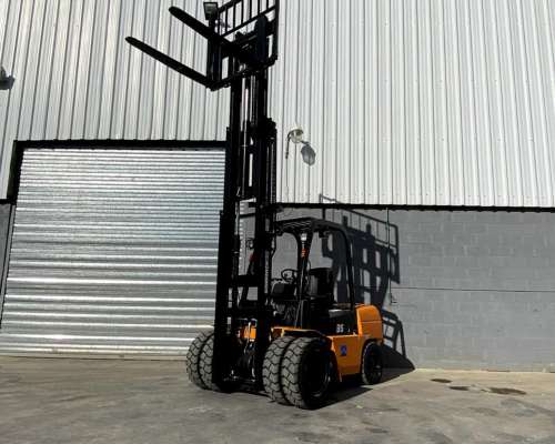 Autoelevador 3500kg 3.5 Toneladas Triple Torre 4.5m Duales