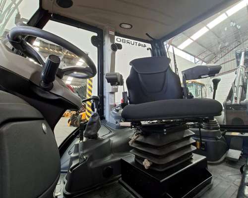 Retroexcavadora Europea Cukurova 884 STD 4X4 Perkins ZF