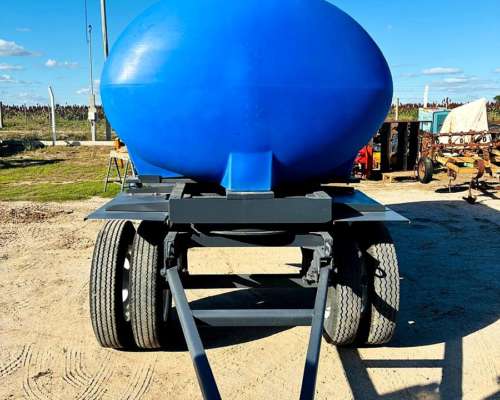 Acoplado Tanque Plastrong 8.000 Litros.