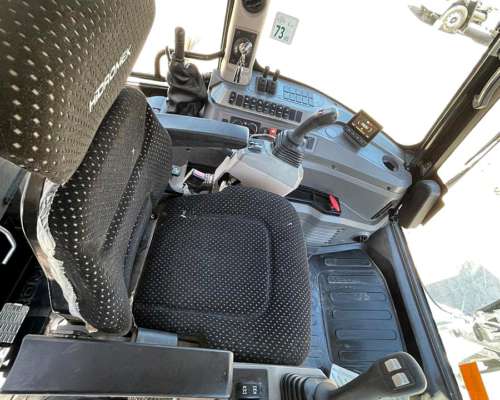 Retroexcavadora HMK 102b 4X4 2025