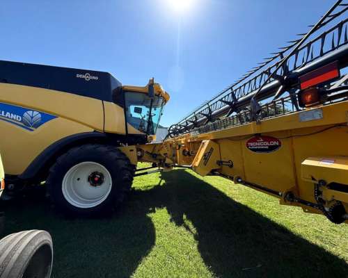 Cosechadora New Holland CR 6080, año 2016, con Draper 35